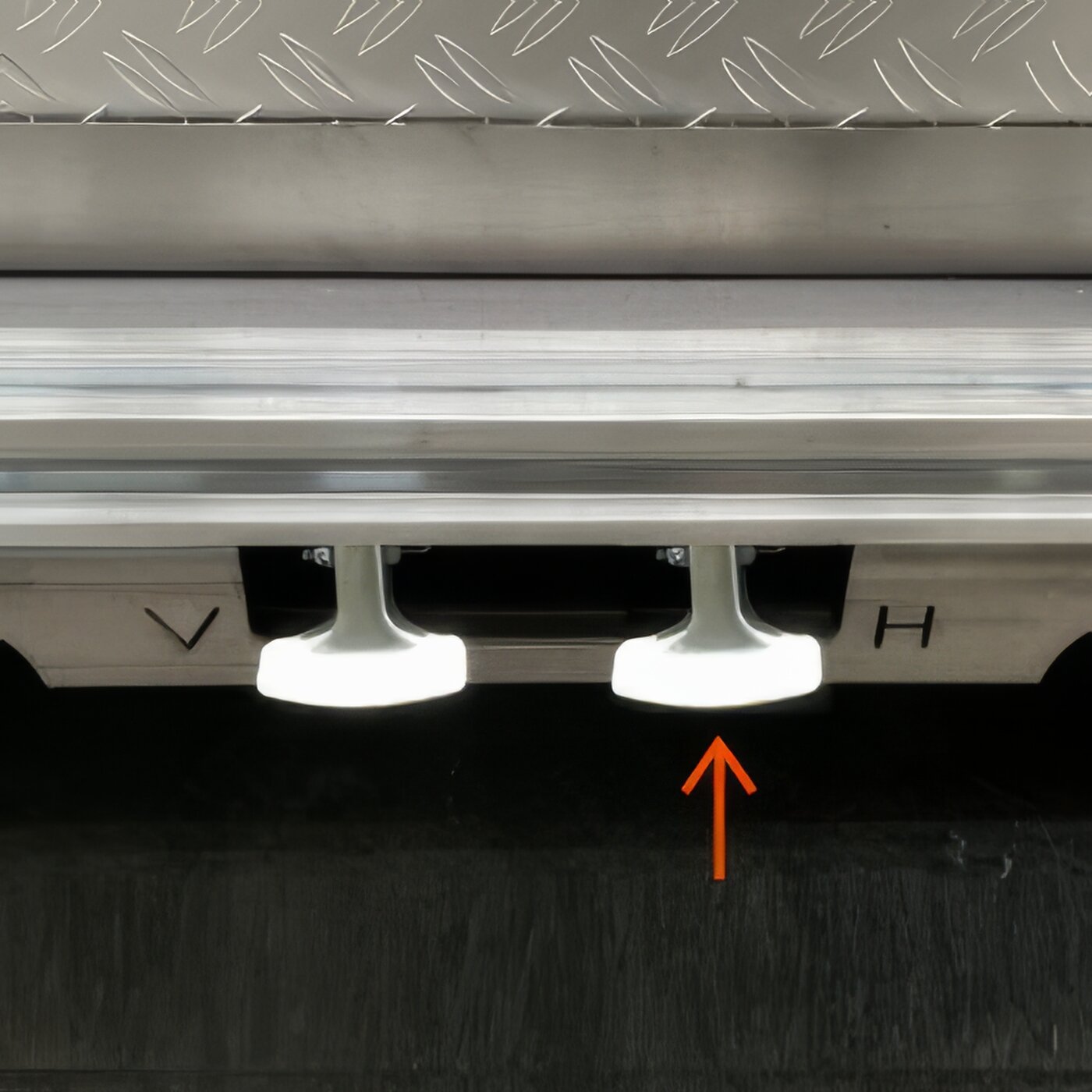 Richtungsfeststeller für die hinteren Rollen (Gestänge-Bremse)